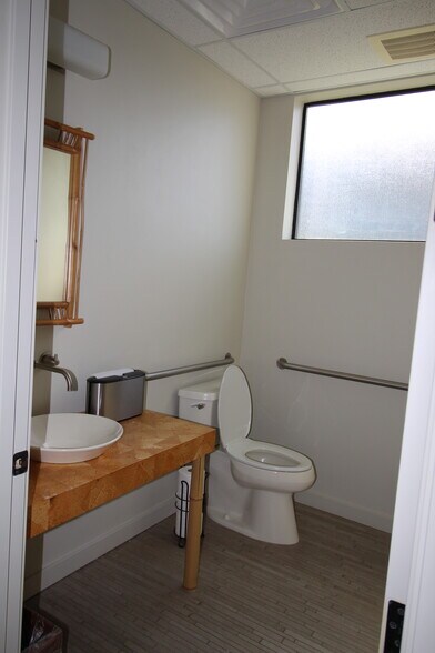 More Photos Of 75-5919 Walua Rd, Kailua Kona Office For Lease