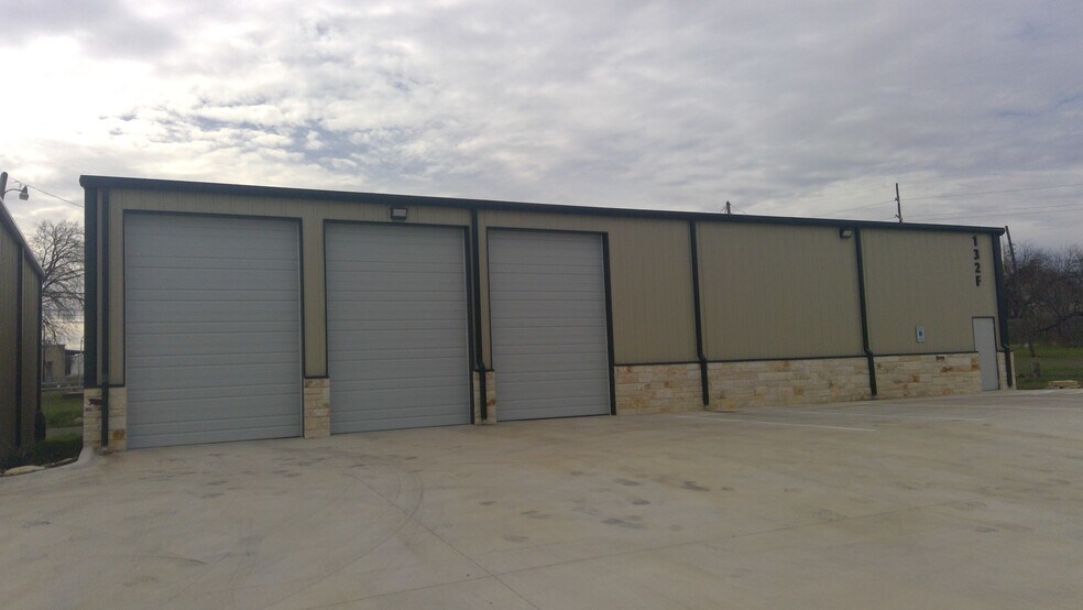 More Photos Of 132 N Grants Ln, White Settlement Flex For Lease