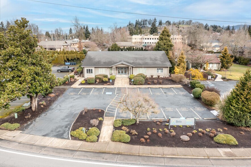 More Photos Of 725 Country Club Rd, Eugene Office For Sale