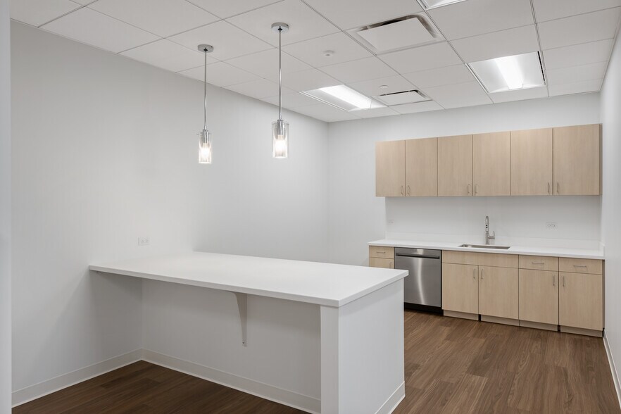 More Photos Of 9550 W Higgins Rd, Rosemont Office For Lease