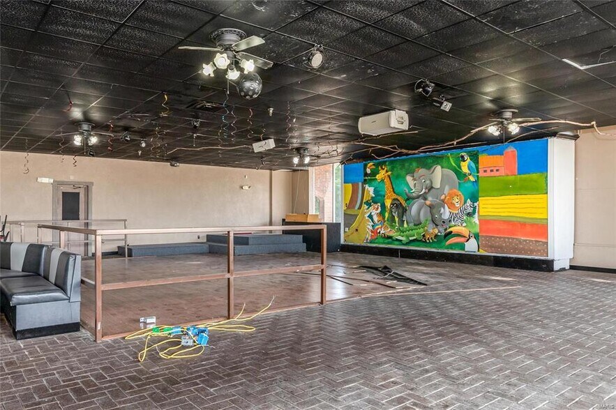 More Photos Of 512 Old Route 66, Saint Robert Showroom For Sale