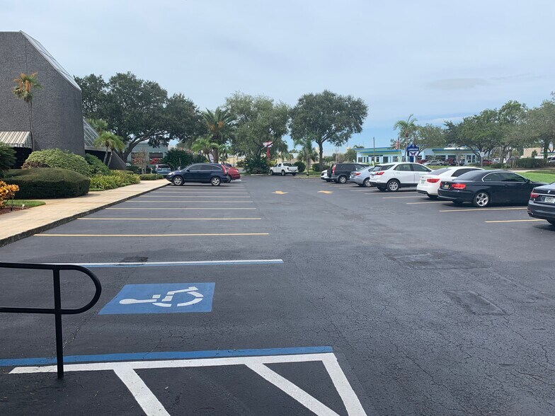 More Photos Of 6740 Crosswinds Dr, Saint Petersburg Coworking Space