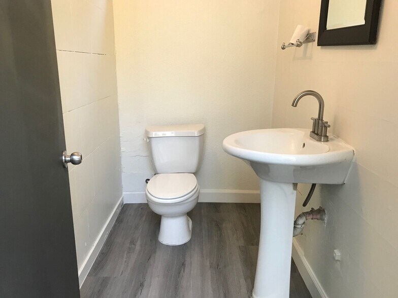 More Photos Of 1440-1444 E 4th St, Long Beach Storefront Retail Residential For Sale