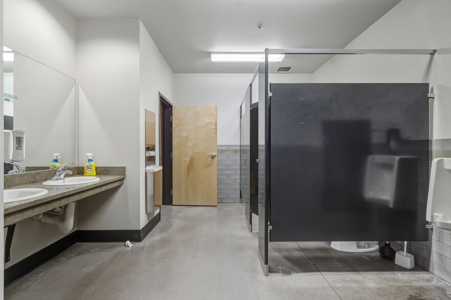 More Photos Of 3370 Drennan Industrial Loop S, Colorado Springs Flex For Sale