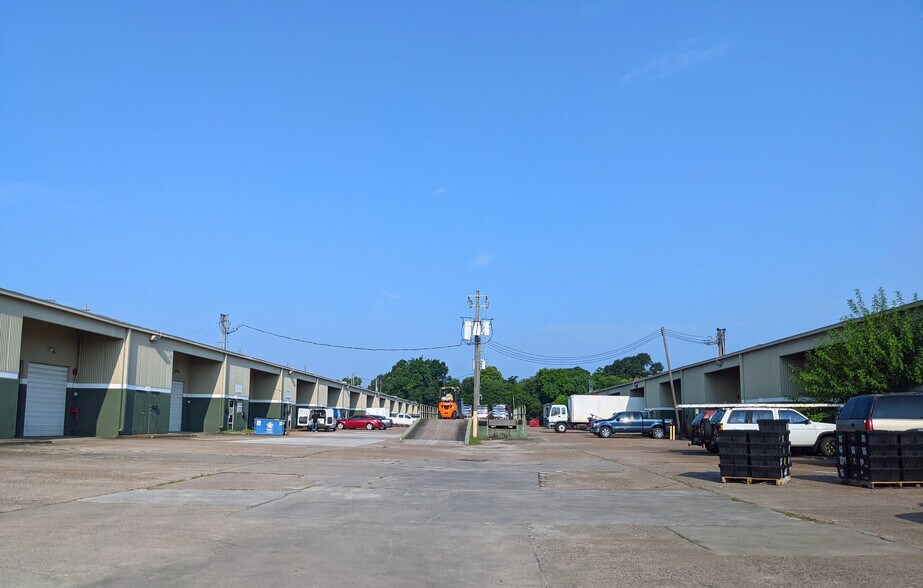 More Photos Of 1499 N Post Oak Rd, Houston Warehouse For Lease
