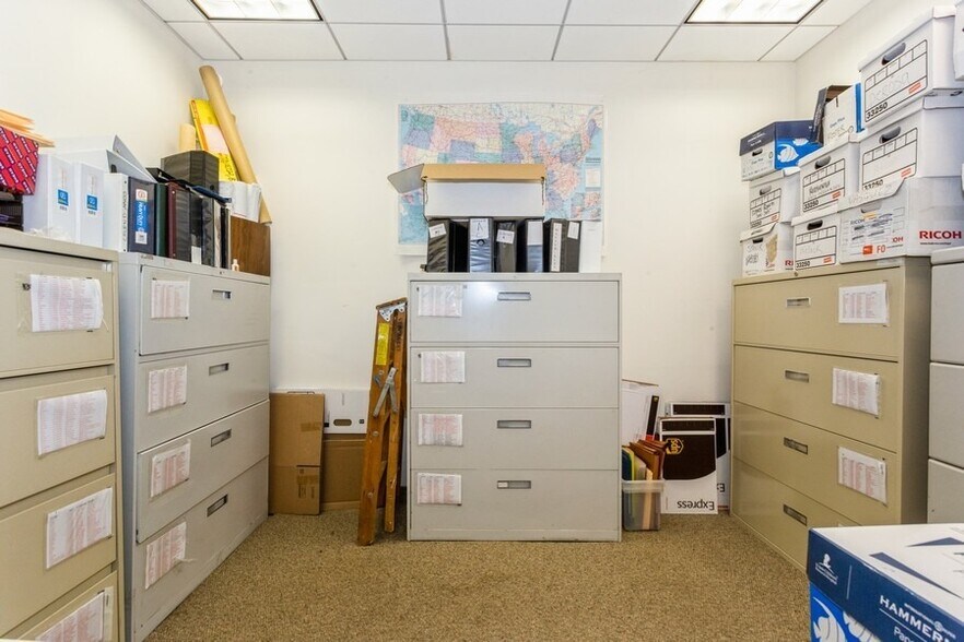 More Photos Of 10-12 Boulevard Ave, Greenlawn Storefront Retail Residential For Lease