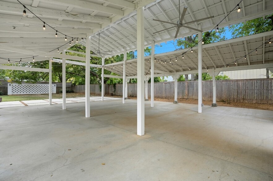 More Photos Of 924 S Main St, Broken Arrow Showroom For Sale