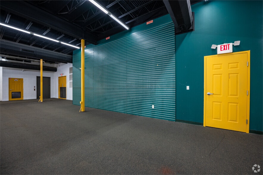 More Photos Of 8904 Regents Park Dr, Tampa Freestanding For Lease