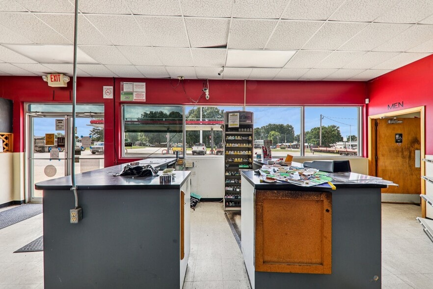 More Photos Of 402 W Johnson St, Pocahontas Flex For Sale