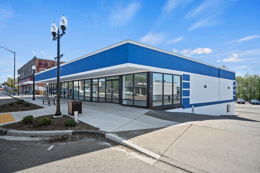 More Photos Of 439 Peace Portal Dr, Blaine Freestanding For Lease