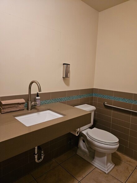 More Photos Of 418 McHenry Ave, Modesto Storefront For Sale