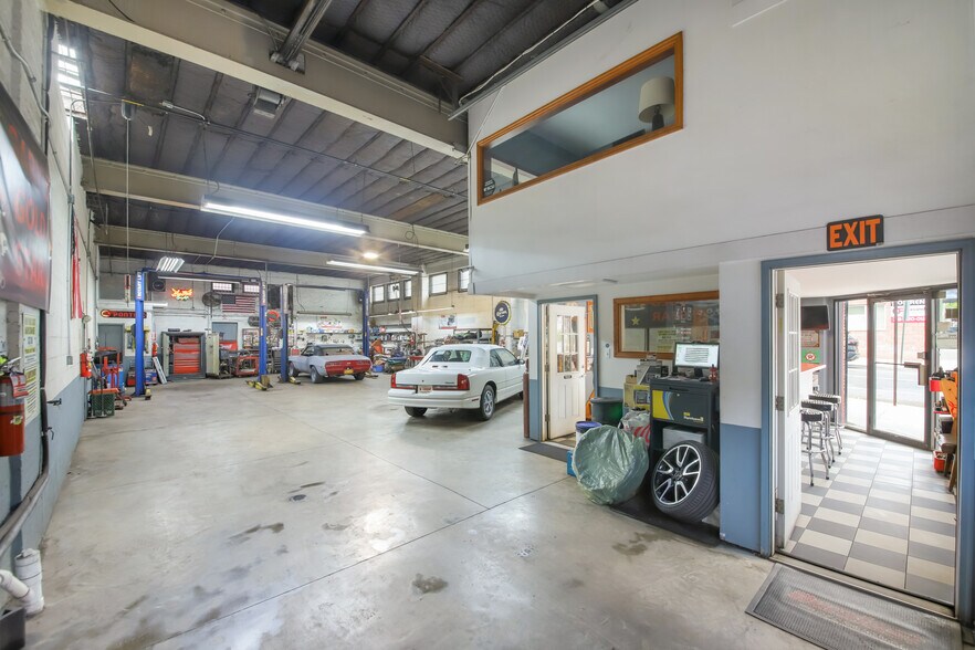 More Photos Of 1960 Richmond Ter, Staten Island Auto Repair For Lease