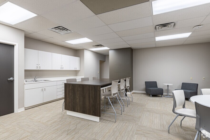 More Photos Of 796 Cincinnati Batavia Pike, Cincinnati Office For Lease