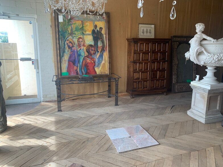 More Photos Of 1308 Dragon St, Dallas Showroom For Lease
