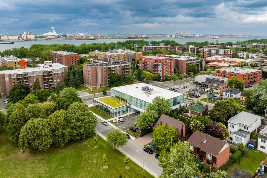 More Photos Of 520 St Saint-Charles O, Longueuil General Retail For Lease