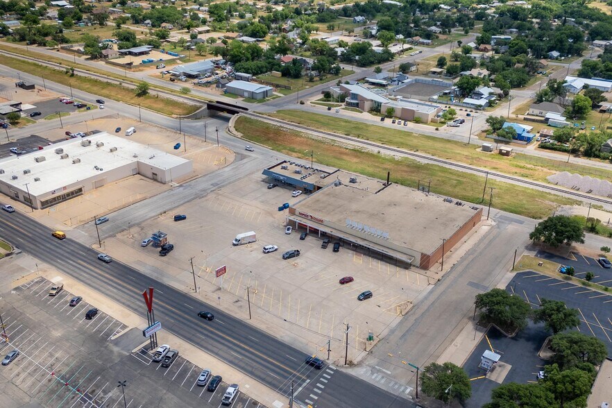 More Photos Of 500-511 E Broadway St, Sweetwater Storefront For Sale