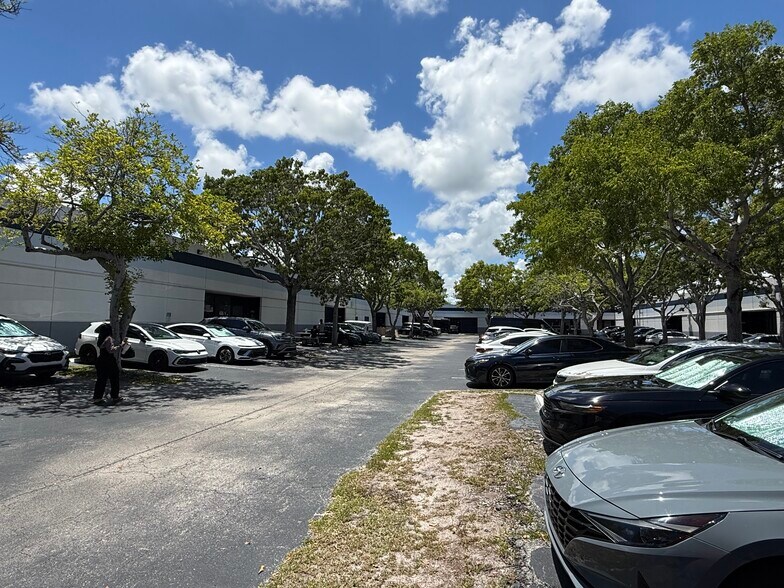 More Photos Of 776-858 S Military Trl, Deerfield Beach Research And Development For Lease