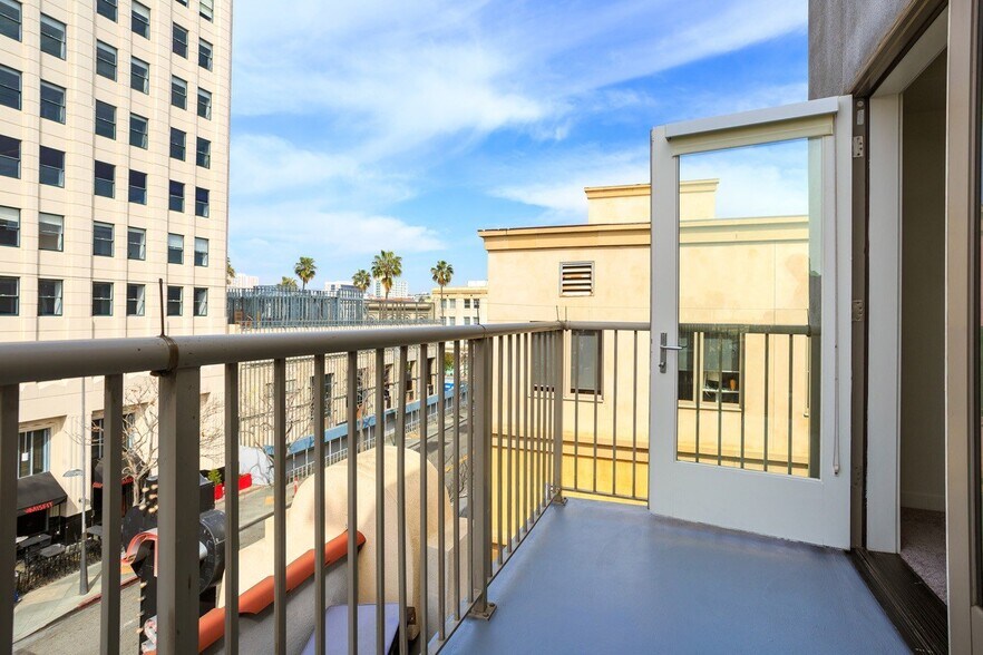 More Photos Of 214 Santa Monica Blvd, Santa Monica Apartments For Lease