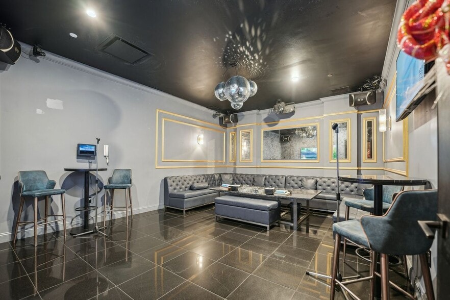 More Photos Of 400 Bergen Blvd, Palisades Park General Retail For Lease