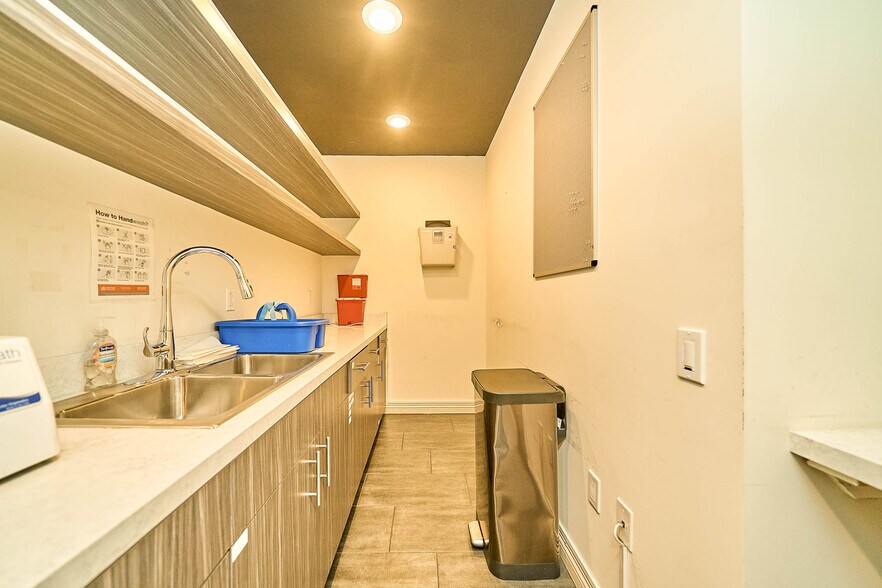 More Photos Of 852 S Robertson Blvd, Los Angeles Medical For Lease