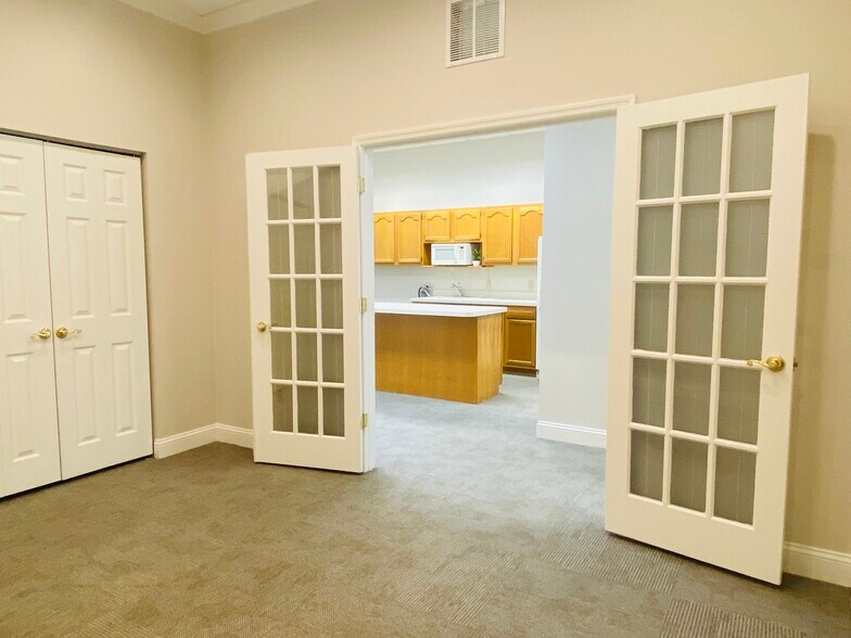 More Photos Of 12276 San Jose Blvd, Jacksonville Coworking Space