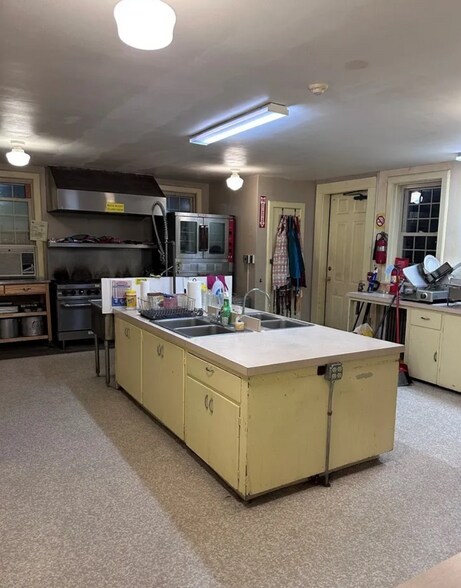 More Photos Of 153 S 1st St, Fulton Religious Facility For Lease