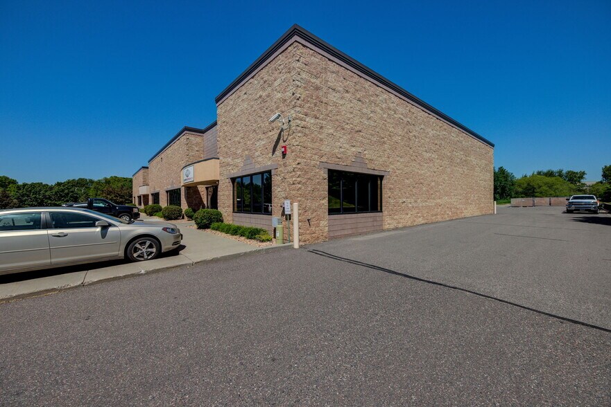 More Photos Of 7002-7018 N 6th St, Oakdale Light Manufacturing For Lease