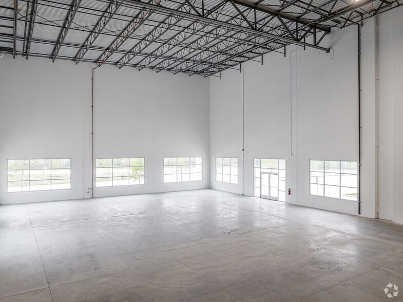 More Photos Of 542 SE Loop 410, San Antonio Warehouse For Sale