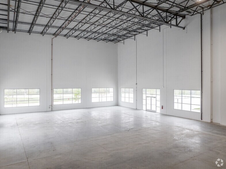 More Photos Of 542 SE Loop 410, San Antonio Warehouse For Lease