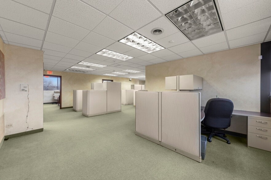 More Photos Of 10S660 Kingery Hwy, Willowbrook Office For Sale