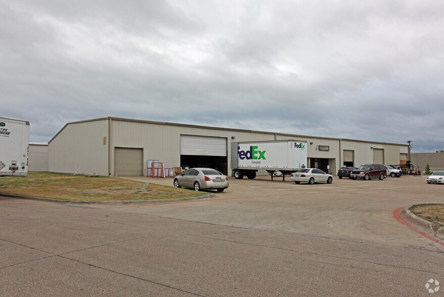 Primary Photo Of 3686-3690 S Miller Park Dr, Garland Distribution For Sale