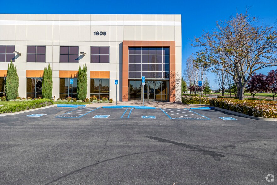 More Photos Of 1909 Zephyr St, Stockton Distribution For Lease