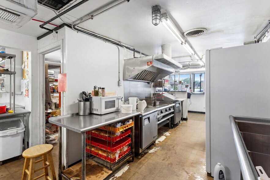 More Photos Of 1300 S Gordon St, Alvin Fast Food For Sale