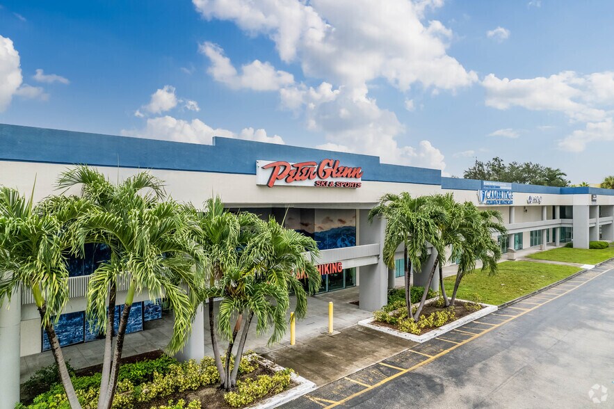 More Photos Of 900 Park Centre Blvd, Miami Gardens Showroom For Lease