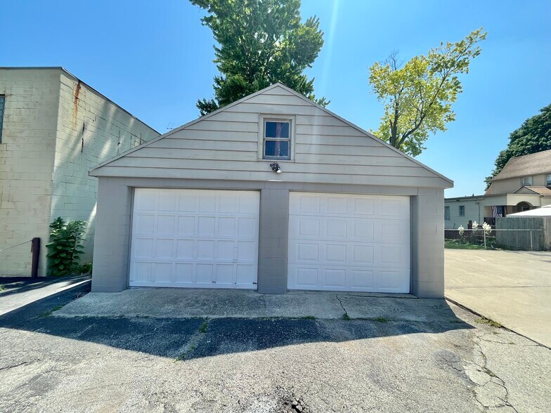 More Photos Of 1085 W Main St, Troy Medical For Sale