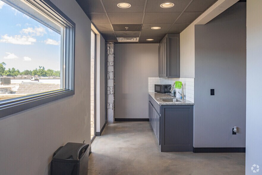 More Photos Of 7901 NE 10th St, Midwest City Office For Sale