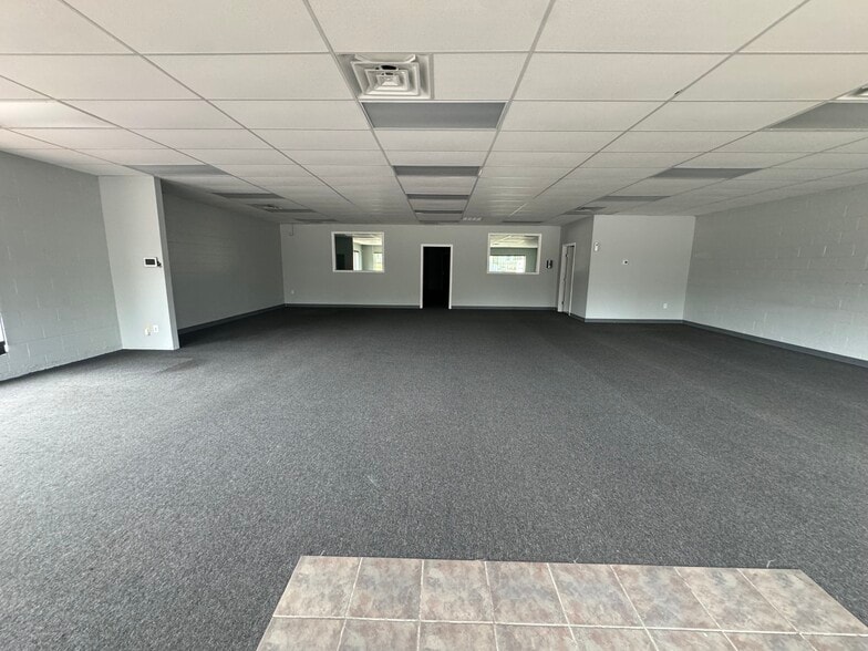 More Photos Of 8230 Lake June Rd, Dallas Storefront Retail Office For Lease