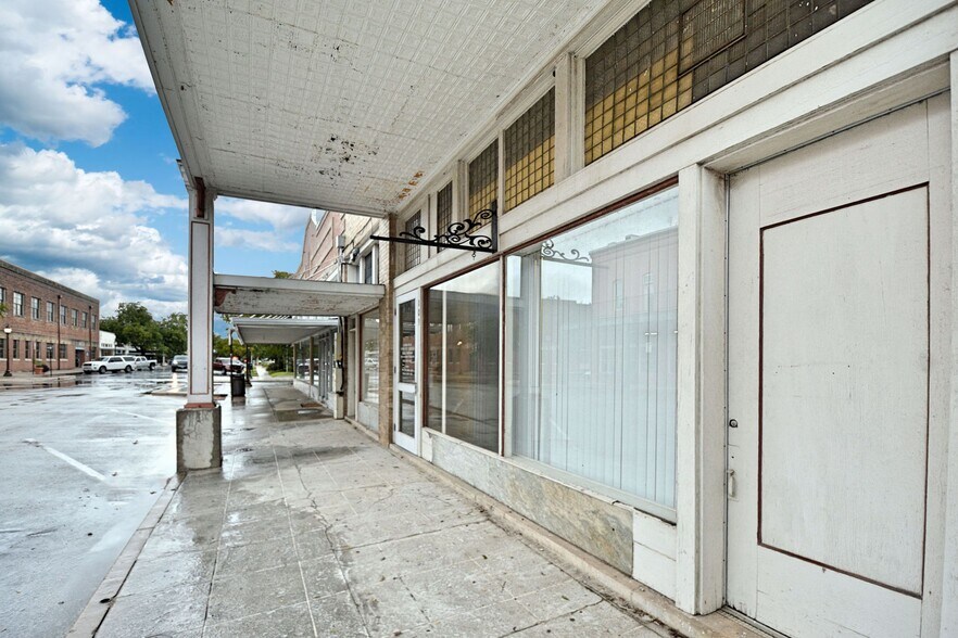 More Photos Of 109-111 N River St, Seguin Office For Lease