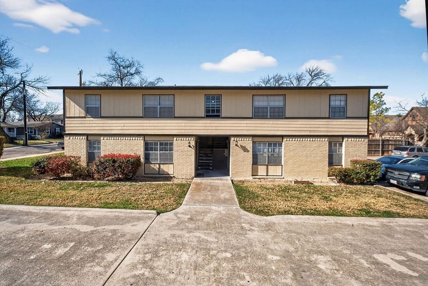 Primary Photo Of 717 E Texas St, Grapevine Apartments For Sale