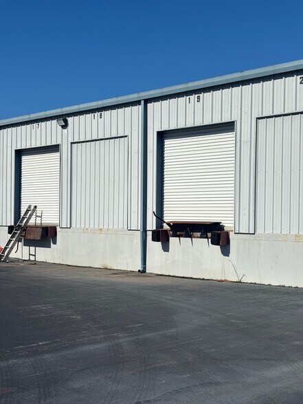 More Photos Of 110 Commercial Rd, Spartanburg Distribution For Lease
