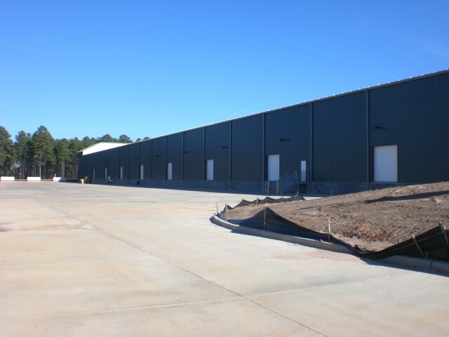 More Photos Of 2002 Synergy Blvd, Kilgore Showroom For Lease