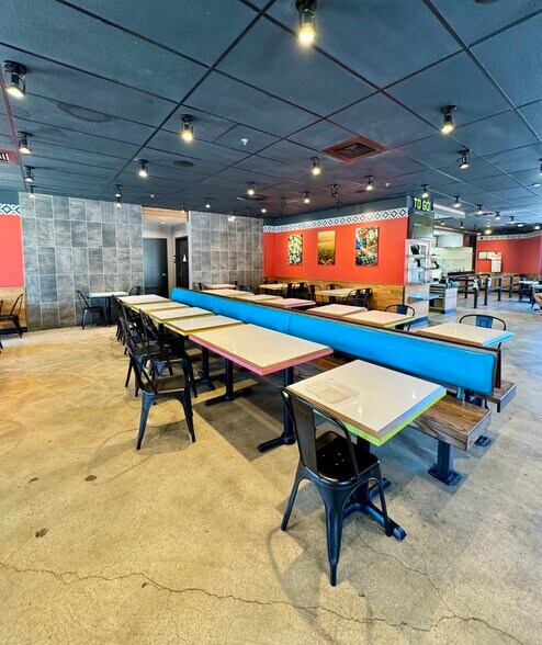 More Photos Of 595 N Moorpark Rd, Thousand Oaks Freestanding For Lease