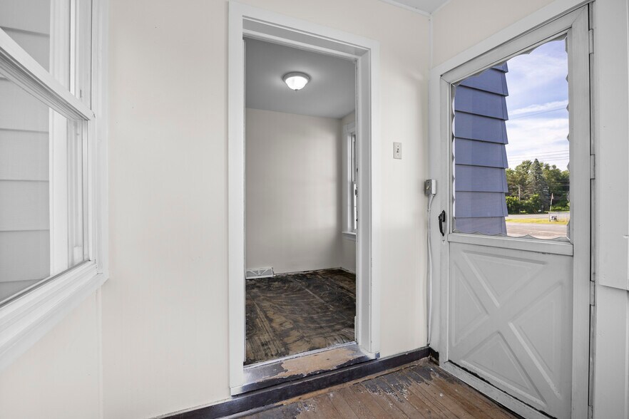 More Photos Of 267 Wolf Rd, Latham Office For Lease