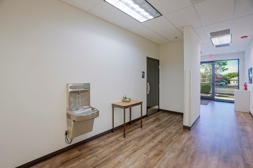 More Photos Of 3207 Lakeside Vlg, Prescott Office For Sale