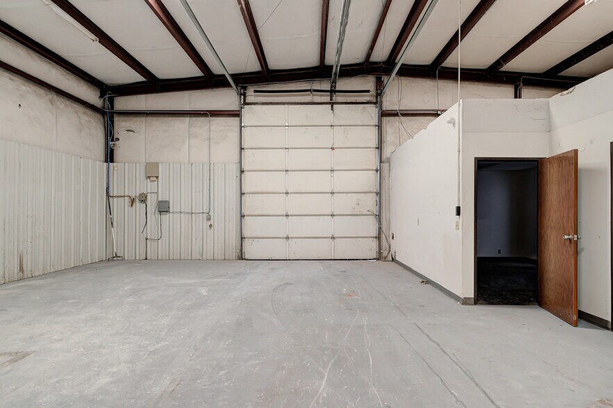 More Photos Of 412 Glade Ave, Oklahoma City Manufacturing For Lease