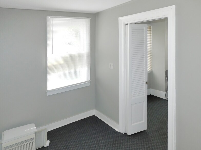 More Photos Of 122 E Main St, Rockton Office For Lease