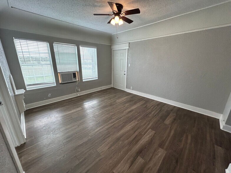 More Photos Of 1409 W Woodlawn Ave, San Antonio Apartments For Sale