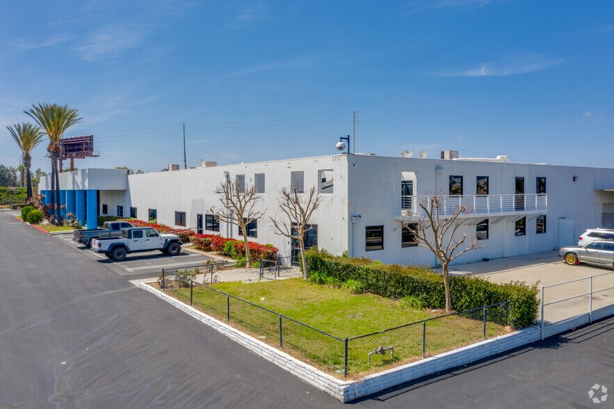 More Photos Of 3731 Warner Ave, Santa Ana Warehouse For Lease