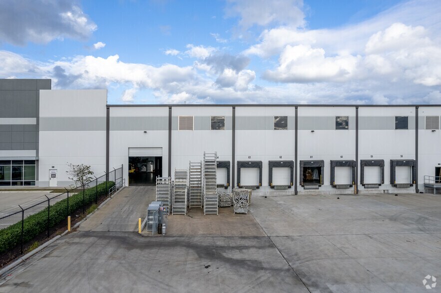 More Photos Of 10565 Red Bluff Rd, Pasadena Distribution For Lease