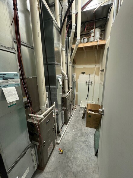 More Photos Of 15415 Pinehurst Dr, Basehor Office For Sale